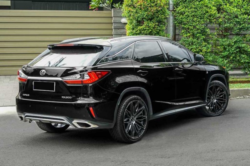 Lexus вновь обошел «немцев» в рейтинге премиум моделей в РФ за 2021