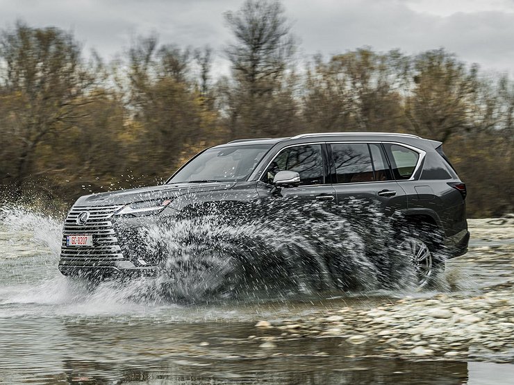 За новым Lexus LX выстроились многолетние очереди