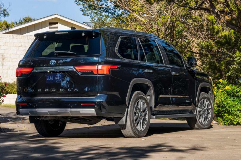 Представлен новый внедорожник Toyota Sequoia 2022 третьего поколения