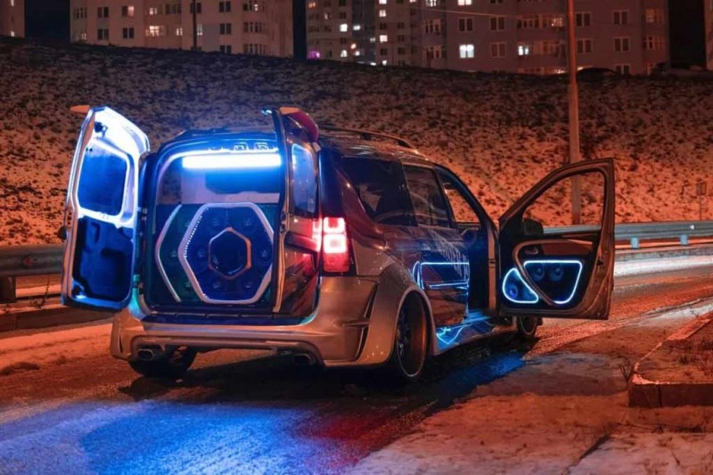 Lada Largus за 2,85 млн рублей: в продаже универсал с продвинутой акустикой 1 Lada Largus за 2,85 млн рублей: в продаже универсал с продвинутой акустикой