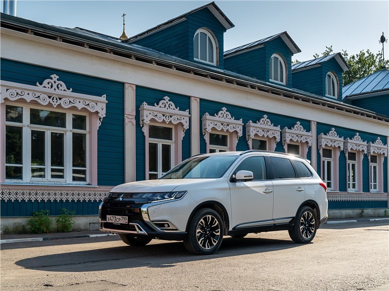 Mitsubishi расширил комплектации Outlander и Pajero Sport