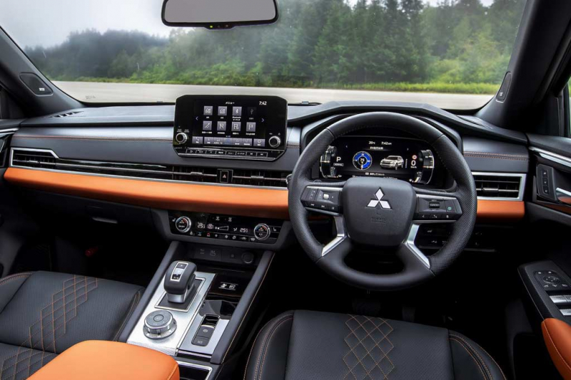 Новый гибридный Mitsubishi Outlander PHEV: еще мощнее и дальнобойнее