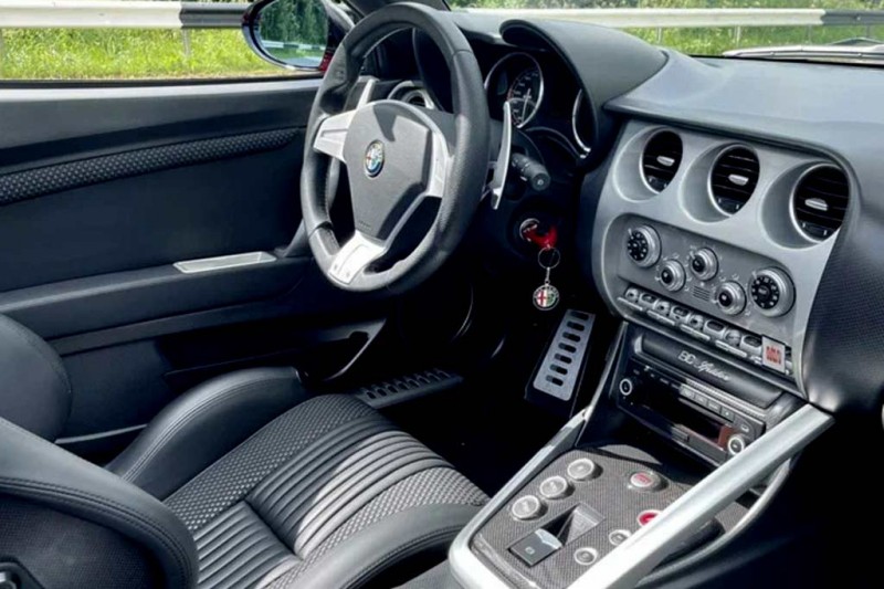 Alfa Romeo, которая не потеряла в цене: в Москве продают 8C Competizione за 27,4 млн