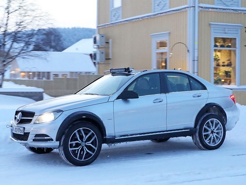 Mercedes вывел на тесты необычный седан C-Class во внедорожном исполнении 1 Mercedes вывел на тесты необычный седан C-Class во внедорожном исполнении