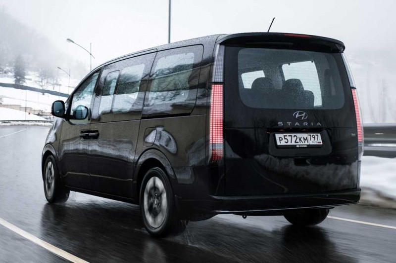 Новый Hyundai Staria добрался до России: названы цены на минивэн и фургон