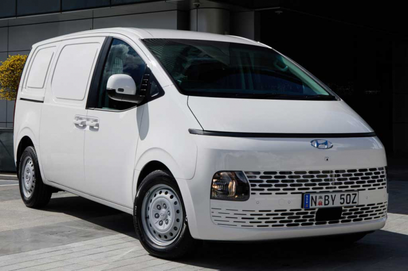 Новый Hyundai Staria добрался до России: названы цены на минивэн и фургон