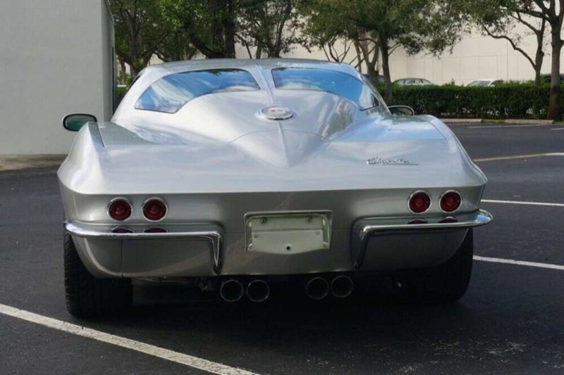 Спецы из Karl Kustoms построили реплику Corvette C2 на базе более современной модели