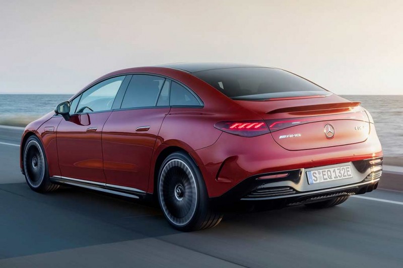 Электрический седан Mercedes-Benz EQE получил сразу две версии от AMG