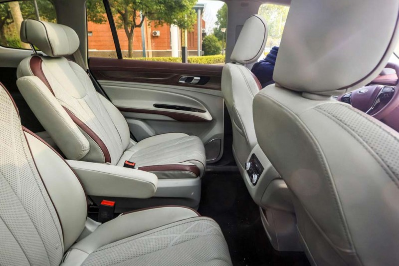 Ford Equator: новый кроссовер от «голубого овала» на ступень ниже Эксплорера 6 Ford Equator: новый кроссовер от «голубого овала» на ступень ниже Эксплорера