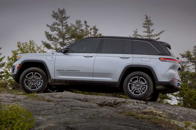 Представлен новый Jeep Grand Cherokee 2022: вскоре внедорожник доберется до РФ