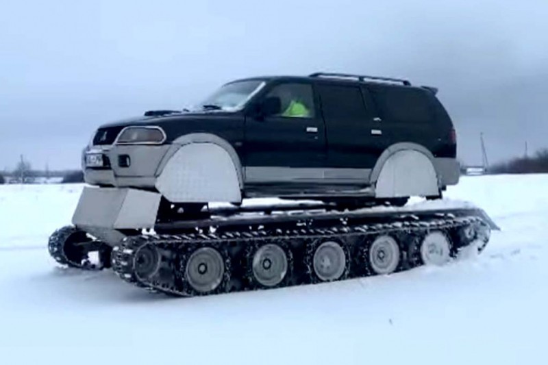 Гусеничный вездеход на базе Mitsubishi Pajero Sport продают за 1,1 млн рублей