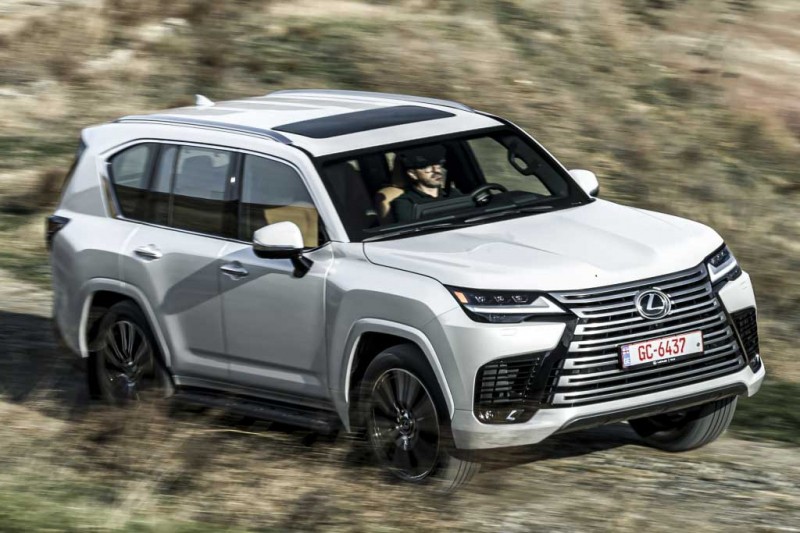 Озвучены комплектации и цены на новый Lexus LX 2022 для России