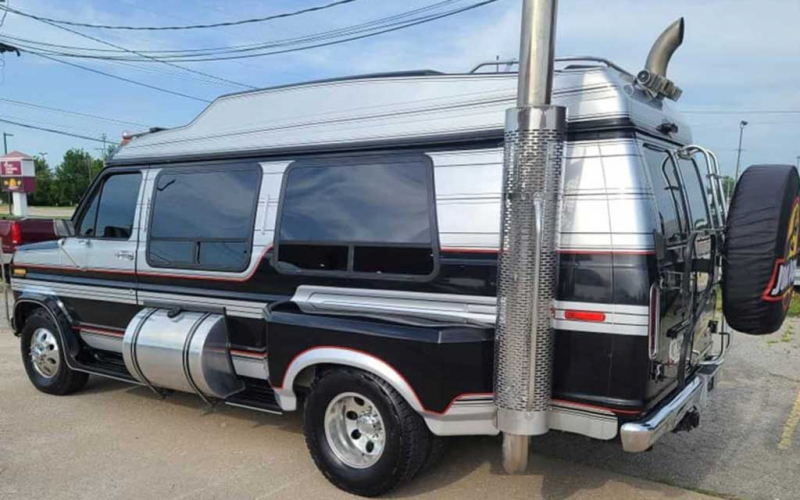 Доработанный Ford E-350 1991 с элементами от грузовика продают за 1,3 млн