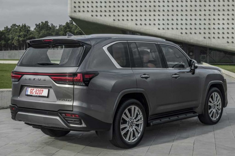 Озвучены комплектации и цены на новый Lexus LX 2022 для России