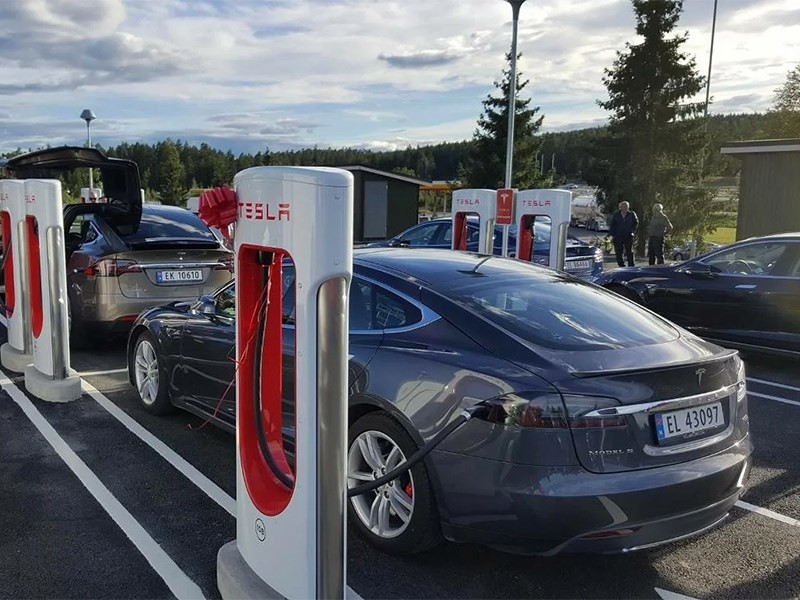 Мультимедийная система Tesla превратится в полноценный игровой компьютер