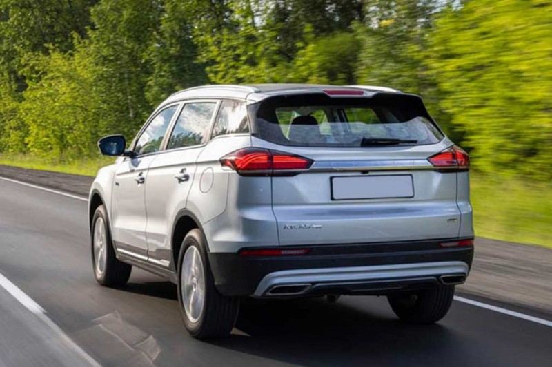 Geely Atlas Pro 2021 стал первым гибридным кроссовером марки в России