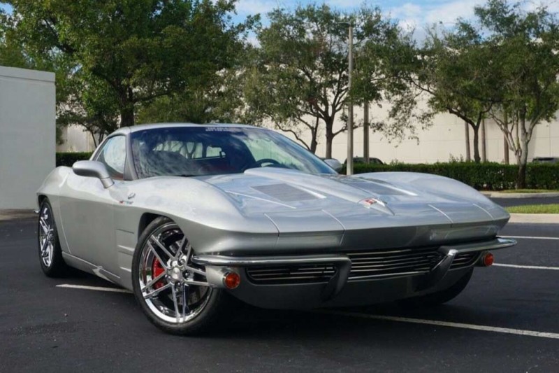 Спецы из Karl Kustoms построили реплику Corvette C2 на базе более современной модели