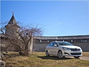 Тест-драйв KIA Ceed (поколение III рестайлинг) - Kia Ceed решил подкупать &laquo;фокусами&raquo; и мотором