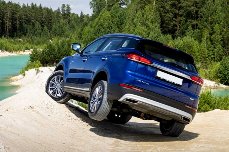Geely Atlas Pro 2021 стал первым гибридным кроссовером марки в России