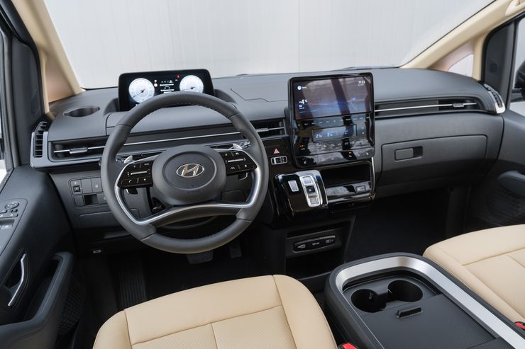 Ты просто космос-бас: первый тест-драйв новейшего минивэна Hyundai Staria