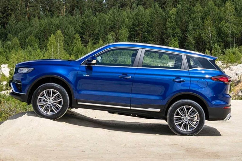 Geely Atlas Pro 2021 стал первым гибридным кроссовером марки в России