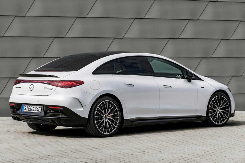 Электрический седан Mercedes-Benz EQE получил сразу две версии от AMG