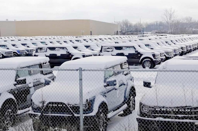 Сотни новеньких Ford Bronco «застряли» на стоянке и мерзнут под снегом (видео)