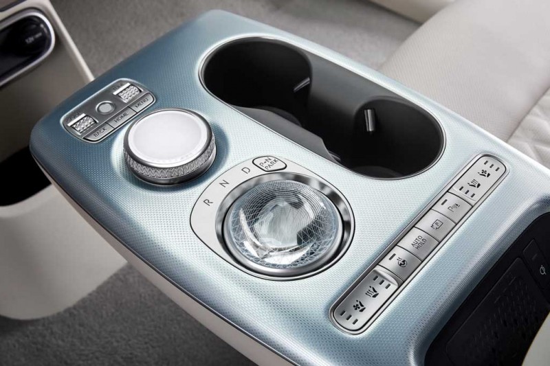 Genesis GV60: новый электрический кроссовер представлен официально