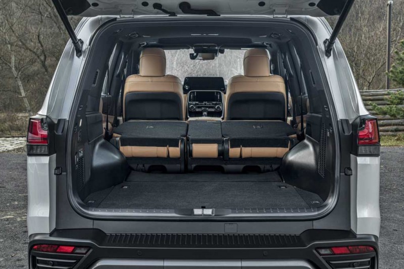 Озвучены комплектации и цены на новый Lexus LX 2022 для России
