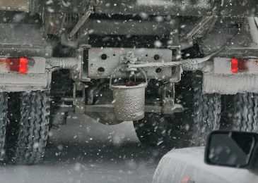 Зачем водители грузовиков надевают на бензобак противогаз 2 Зачем водители грузовиков надевают на бензобак противогаз