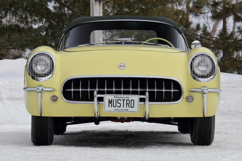 Раритетный кабриолет Corvette C1 1955 необычного цвета выставлен на торги