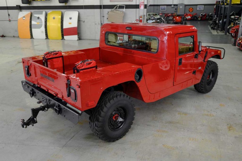 На торгах в Калифорнии продадут редкий красный пикап Hummer H1