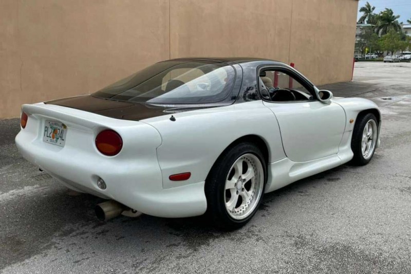 Mazda RX-7 с неоднозначным обвесом от RE Amemiya продают за 5,6 млн руб