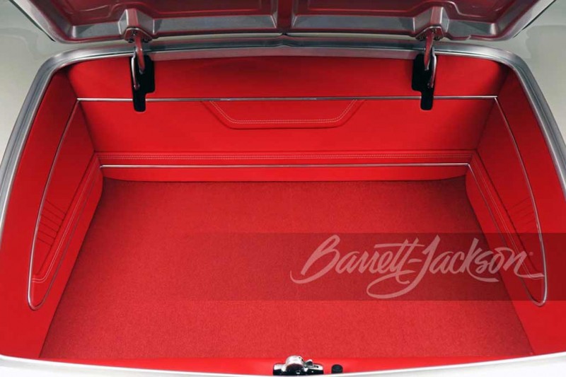 На торги выставлено сразу два эффектных рестомода на базе Chevrolet Corvette C1