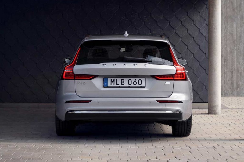 Компания Volvo торопится жить: представлены S60 и V60 уже 2023 модельного года