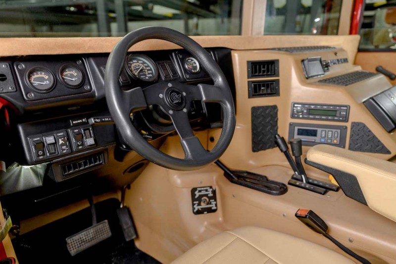 На торгах в Калифорнии продадут редкий красный пикап Hummer H1