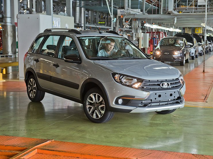 Без «автомата» и с карбюратором: какими станут автомобили LADA, ГАЗ, УАЗ и КамАЗ