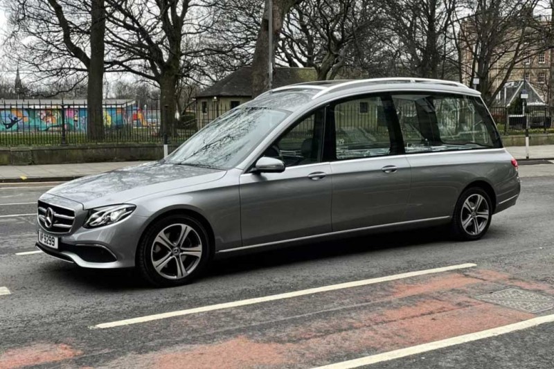 В Шотландии замечен необычный &laquo;прозрачный&raquo; катафалк на базе Mercedes E-Class