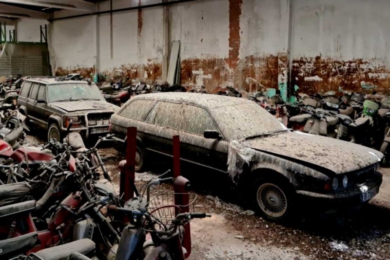Блогеры показали коллекцию BMW и других авто в заброшенном автосалоне в Испании