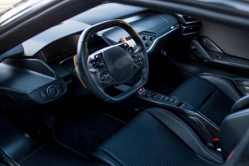 Пестрый Ford GT 2020 с минимальным пробегом продают дороже 130 млн рублей
