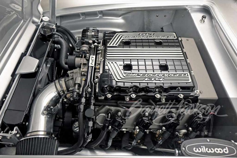 На торги выставлено сразу два эффектных рестомода на базе Chevrolet Corvette C1