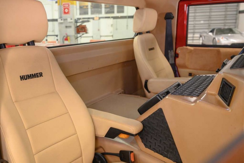 На торгах в Калифорнии продадут редкий красный пикап Hummer H1