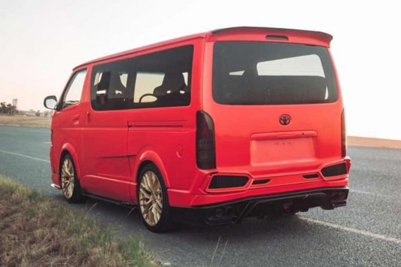 Южноафриканские тюнеры оснастили старый Toyota Hiace 600-сильным мотором V12