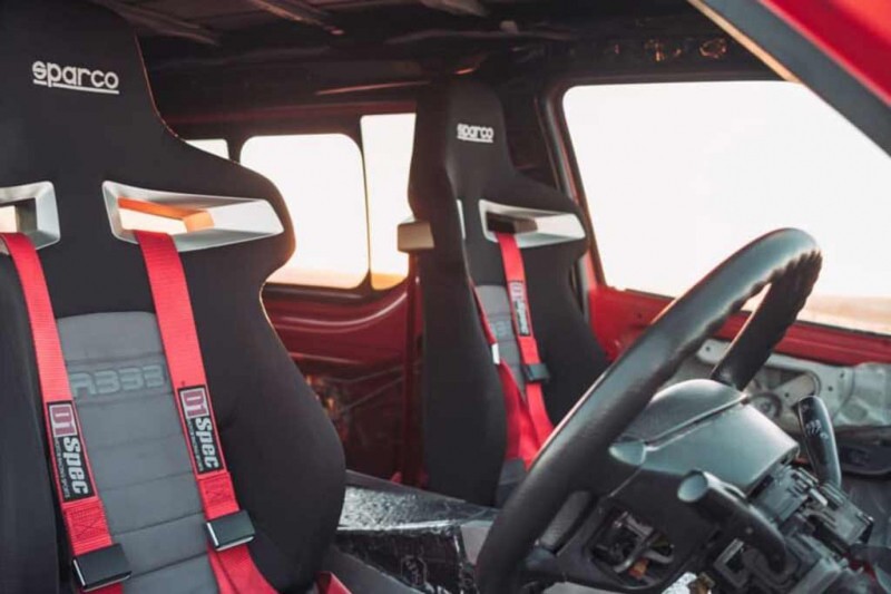 Южноафриканские тюнеры оснастили старый Toyota Hiace 600-сильным мотором V12