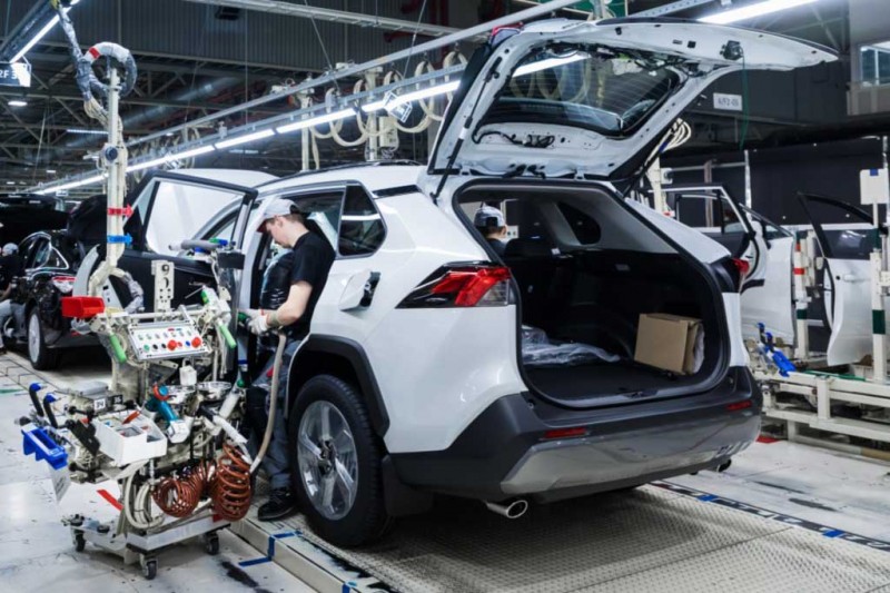 Toyota и Lexus приостановили поставки новых машин в Россию