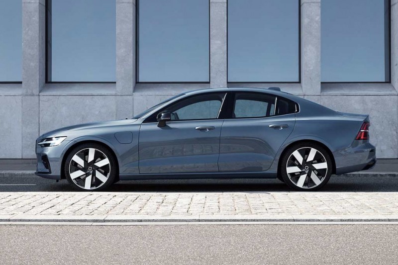 Компания Volvo торопится жить: представлены S60 и V60 уже 2023 модельного года