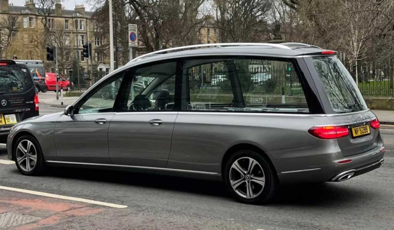 В Шотландии замечен необычный &laquo;прозрачный&raquo; катафалк на базе Mercedes E-Class