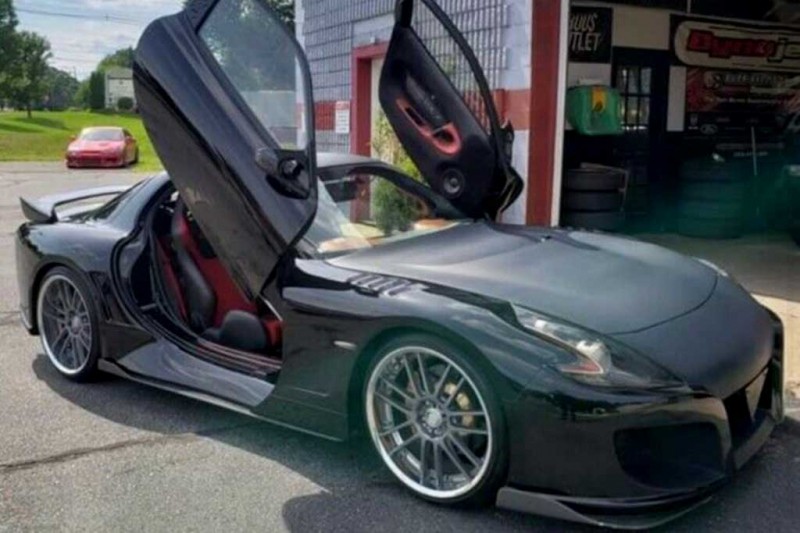 На eBay продают Mazda RX-7 с обвесом от RE Amemiya и фарами от Nissan 370Z