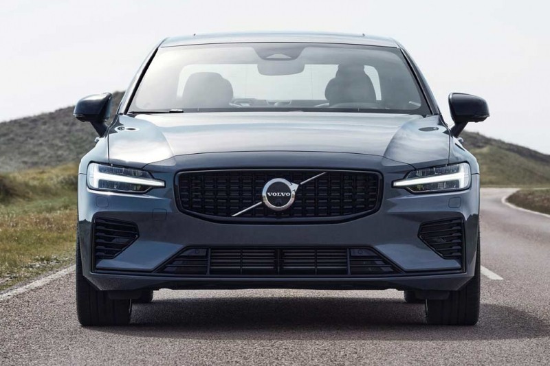 Компания Volvo торопится жить: представлены S60 и V60 уже 2023 модельного года
