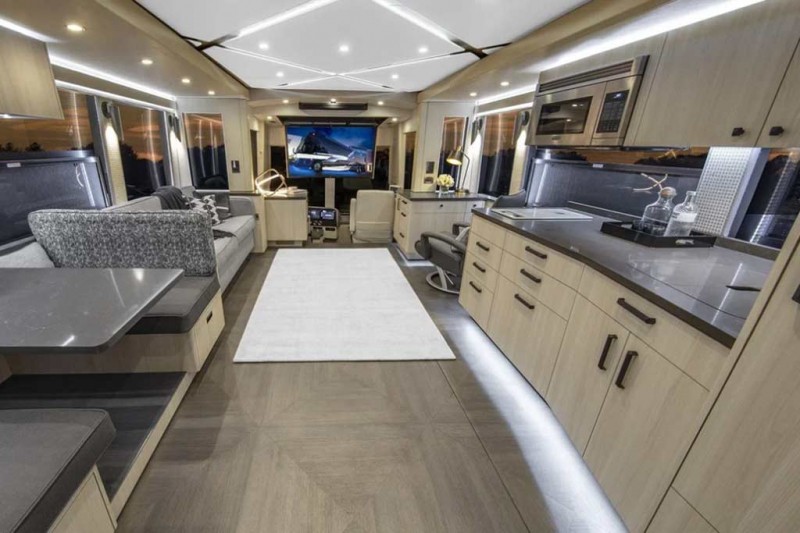 В продаже &laquo;наземная яхта&raquo;: роскошный кемпер Featherlite Mykonos со всем необходимым